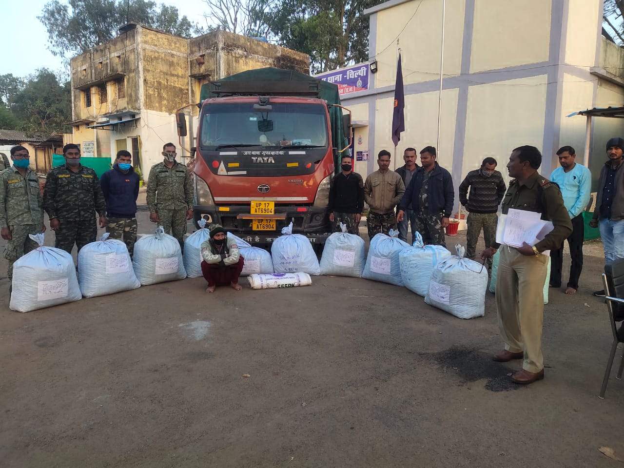 एक करोड़ से अधिक का गांजा संग यूपी के 3 बंदी, 2 वाहन जब्त एक करोड़ से अधिक का गांजा संग यूपी के 3 बंदी, 2 वाहन जब्त