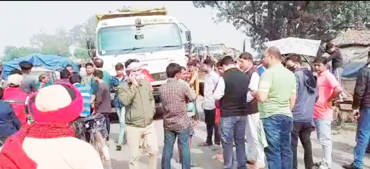 अंडरब्रिज बनाने की मांग पर सेंदरी में चक्काजाम, दोनों ओर वाहनों की कतार लगी