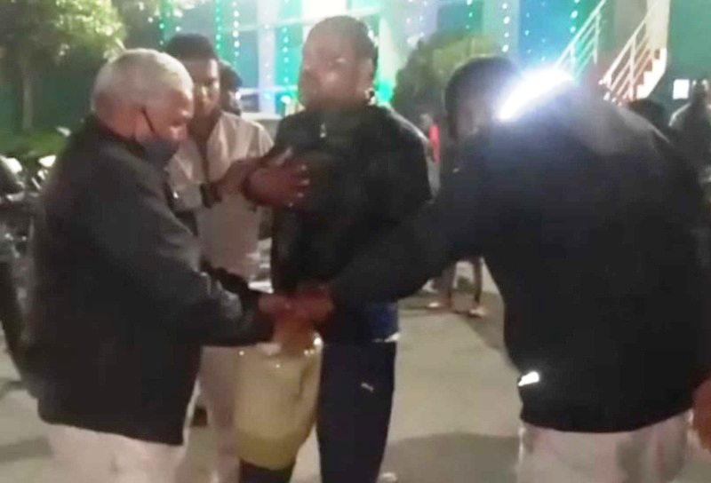 रेत ठेकेदार खुदकुशी करने मिट्टीतेल लेकर थाने पहुंचा, ट्रैक्टर जब्त करने से था नाराज रेत ठेकेदार खुदकुशी करने मिट्टीतेल लेकर थाने पहुंचा, ट्रैक्टर जब्त करने से था नाराज