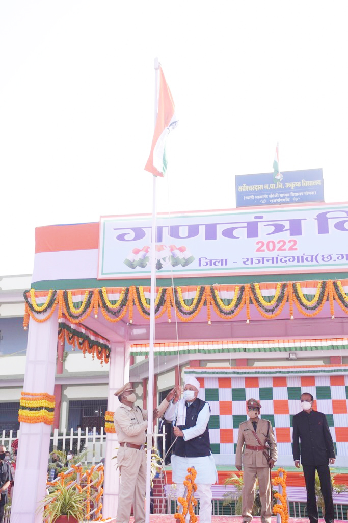 जगह-जगह शान से लहराया तिरंगा
