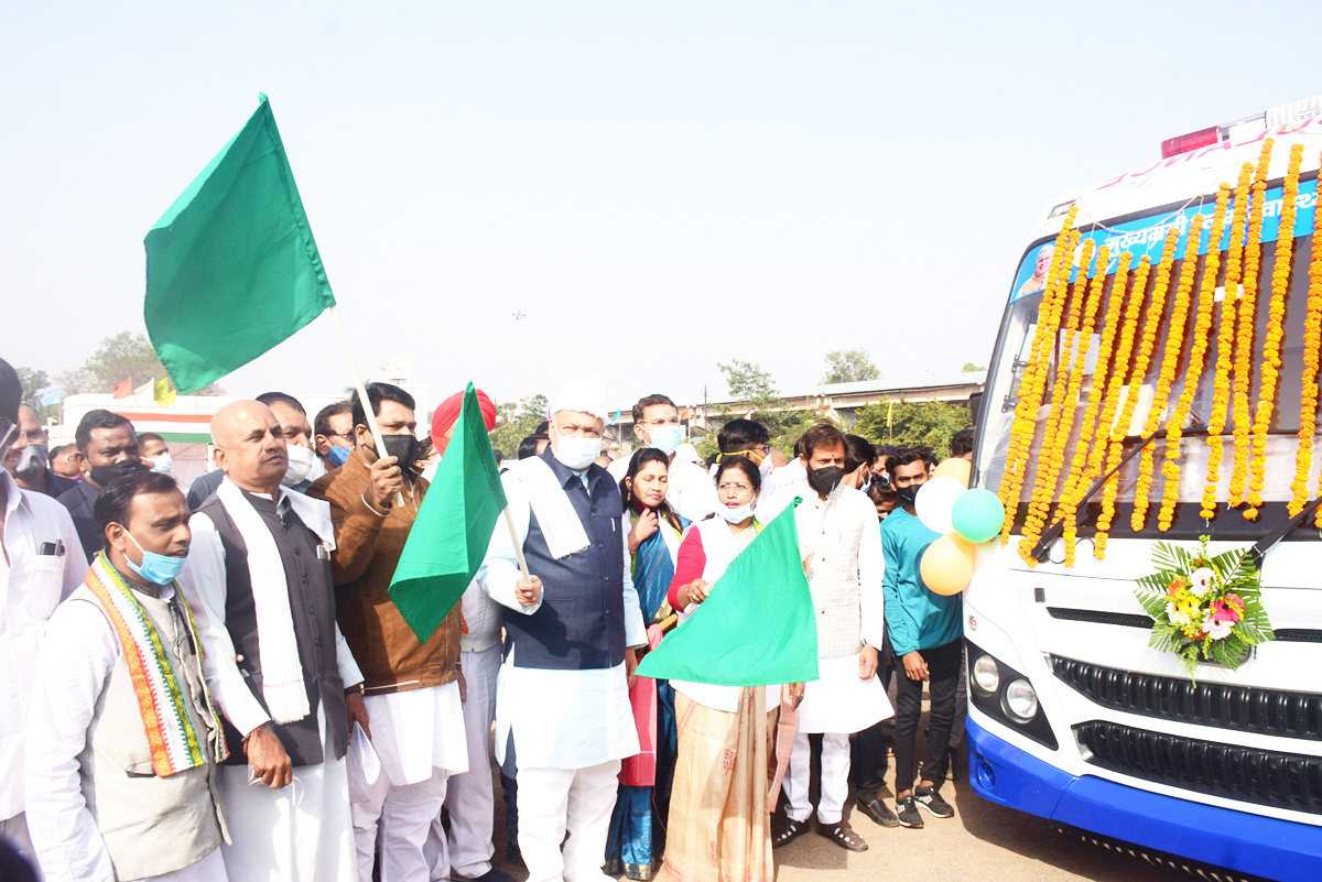 दो मेडिकल मोबाइल यूनिट को हरी झंडी दिखाकर किया रवाना