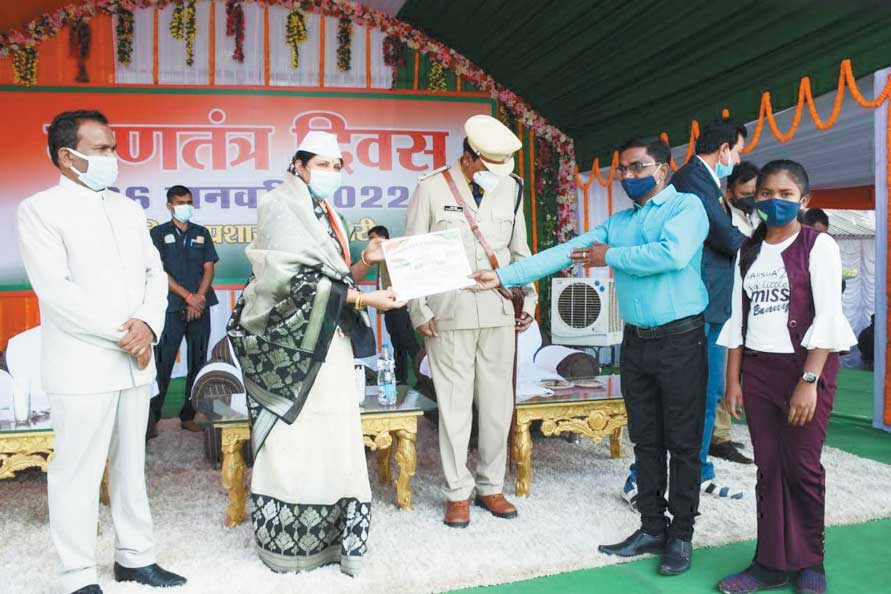 धरसींवा विधायक अनिता ने किया ध्वजारोहण