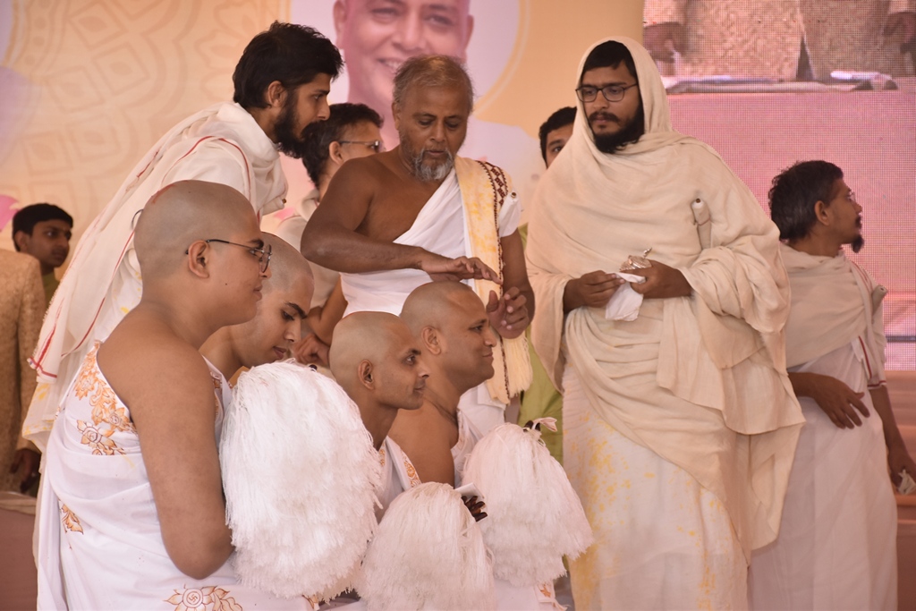शानो-शौकत को छोड़ संयम की राह पकड़े डाकलिया परिवार ने दीक्षा से पहले 30 करोड़ की संपत्ति की दान