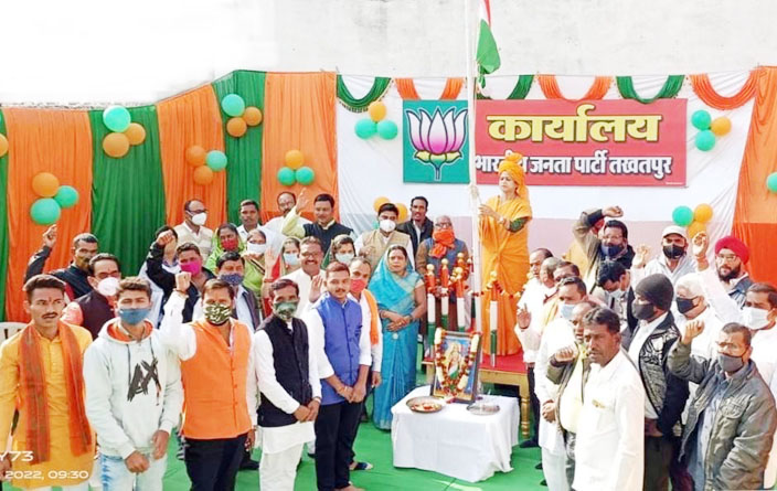 भाजपा कार्यालय तखतपुर में हर्षिता ने किया ध्वजारोहण