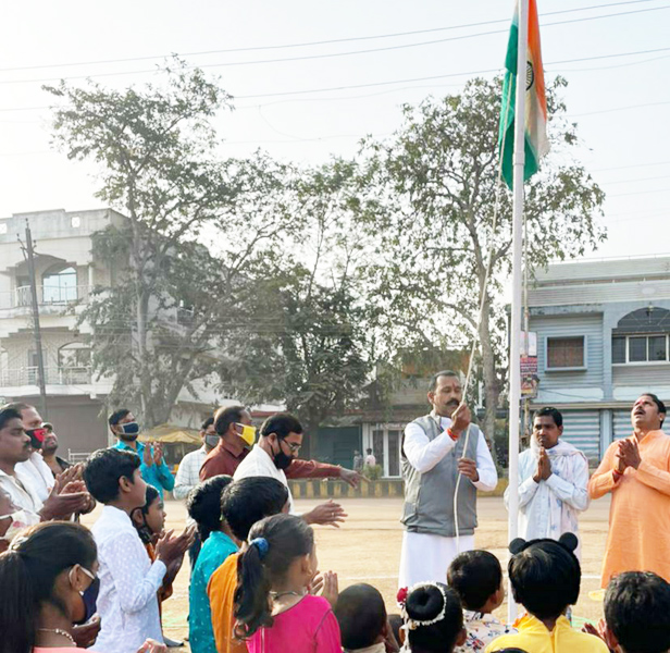 कुरुद सहित गांवों में शान से लहराया तिरंगा