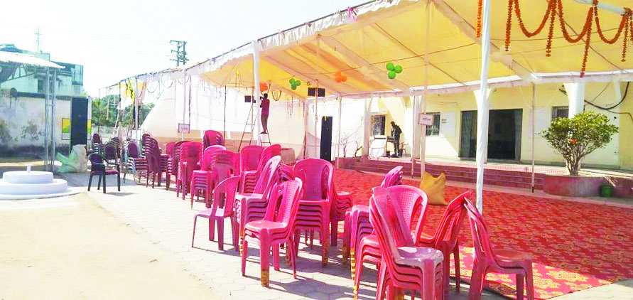 शपथ ग्रहण के पहले हटा शामियाना, भाजपा ने मचाया हंगामा शपथ ग्रहण के पहले हटा शामियाना, भाजपा ने मचाया हंगामा