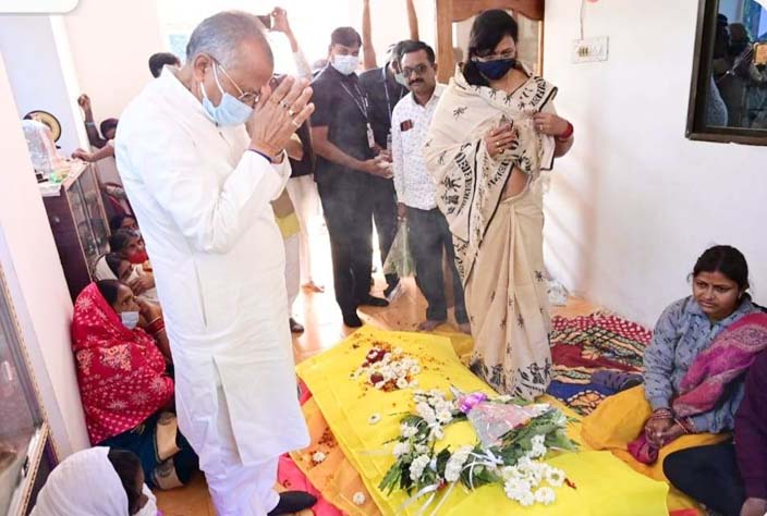 साहू समाज के प्रदेशाध्यक्ष अर्जुन हिरवानी को गृहमंत्री ने दी श्रद्धांजलि साहू समाज के प्रदेशाध्यक्ष अर्जुन हिरवानी को गृहमंत्री ने दी श्रद्धांजलि
