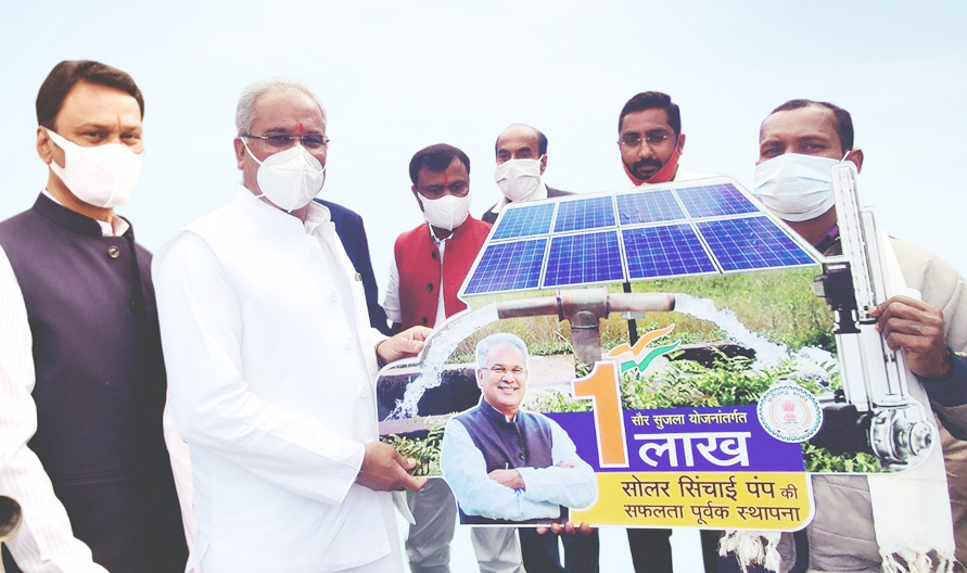 सौर सुजला योजना : सीएम ने लाखवें हितग्राही को दिया स्मृति चिन्ह