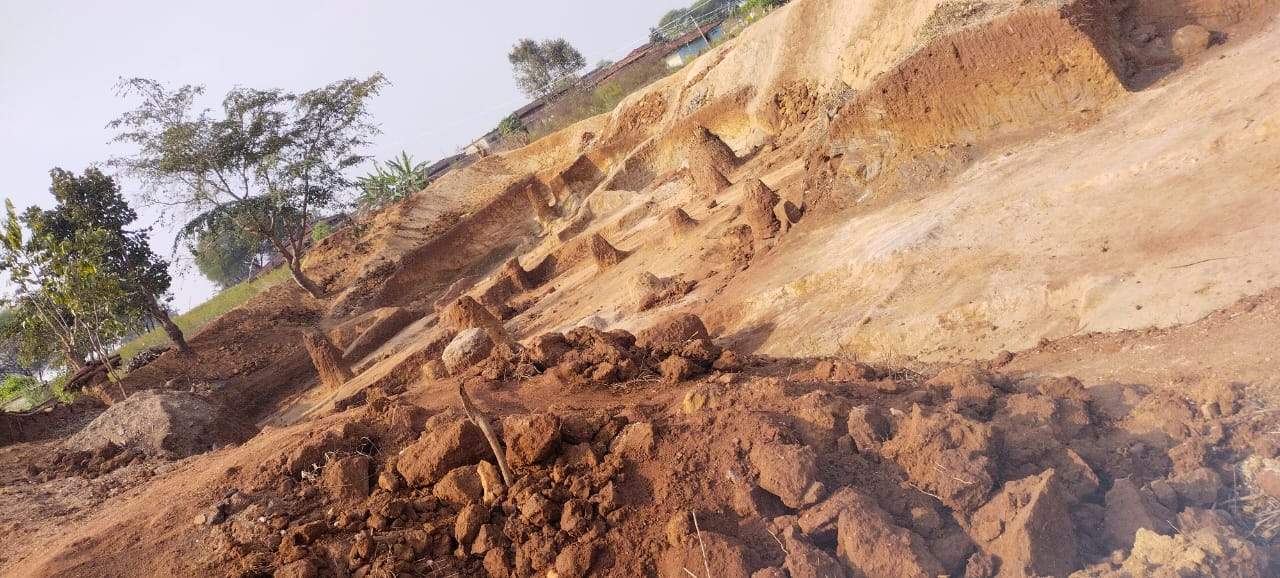 डबरी किसी और के नाम से और बन कहीं और रहा, बुजुर्ग ने की शिकायत