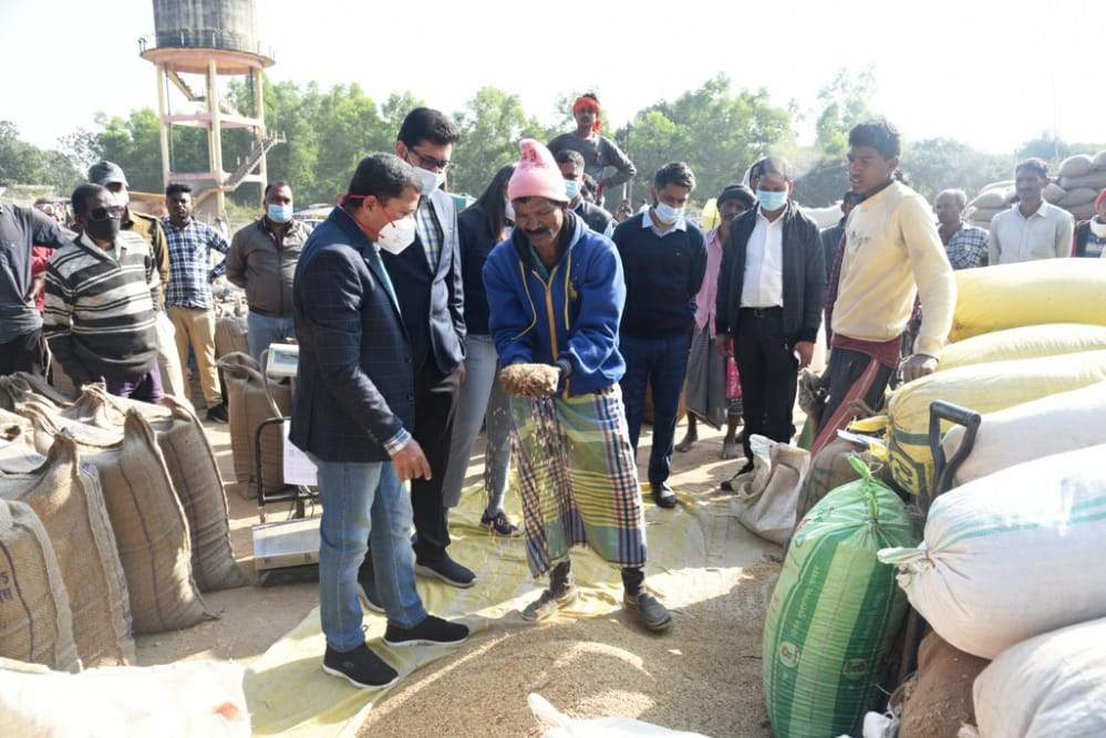 2 सौ बोरी अमानक व अवैध धान जब्त