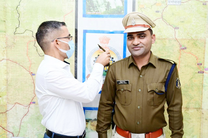 एसपी ने 7 एसआई के कंधे पर लगाया तीसरा स्टार, पदोन्नति की दी बधाई