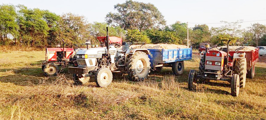 चोरी छुपे चल रही थी रेत की अवैध खुदाई, 4 ट्रैक्टर सहित हाईवा जब्त