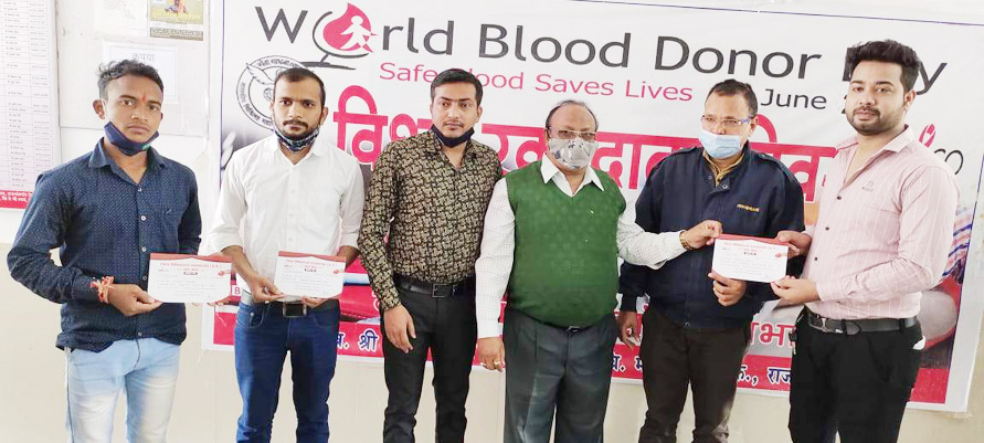 युवाओं ने किया रक्तदान युवाओं ने किया रक्तदान