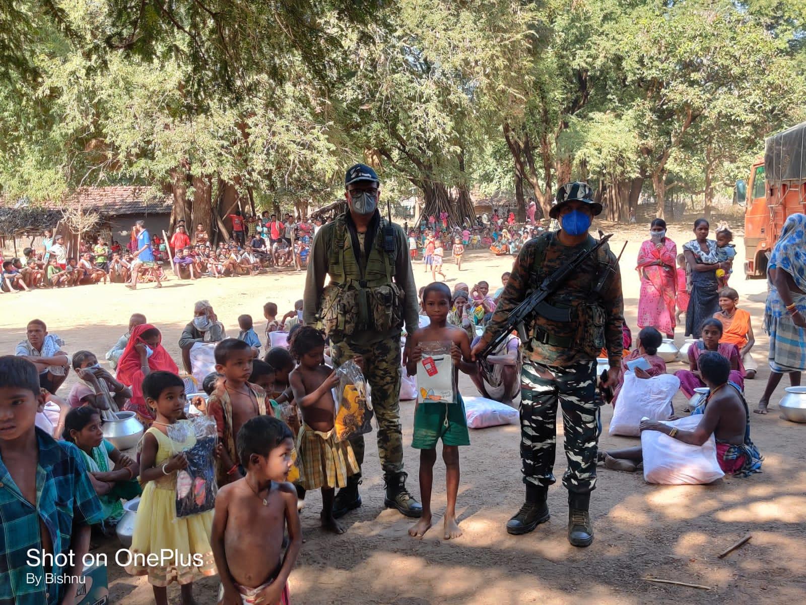 तेमेलवाड़ा में सिविक एक्शन प्रोग्राम, ग्रामीणों को दिए सामान