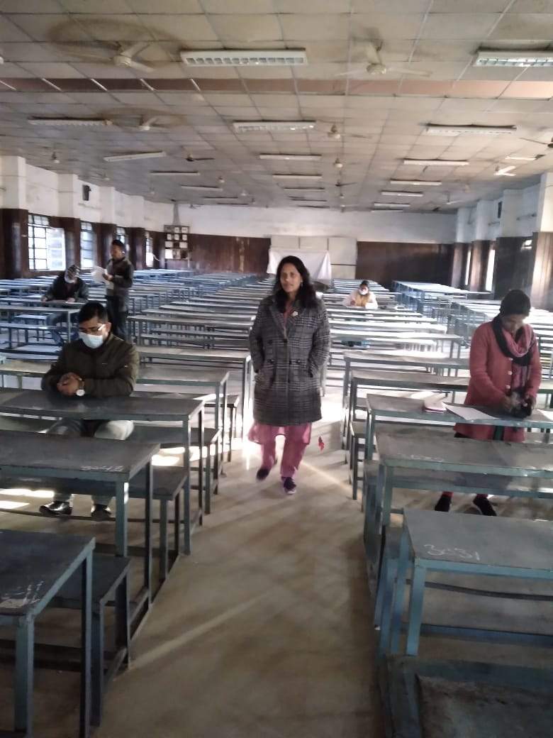 प्रभारी कमिश्नर ने किया विभागीय परीक्षा का निरीक्षण