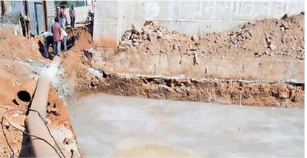 ओवरब्रिज रिटर्निंग वॉल निर्माण की जद में आने वाले पाइपलाइन की शिफ्टिंग पूरी