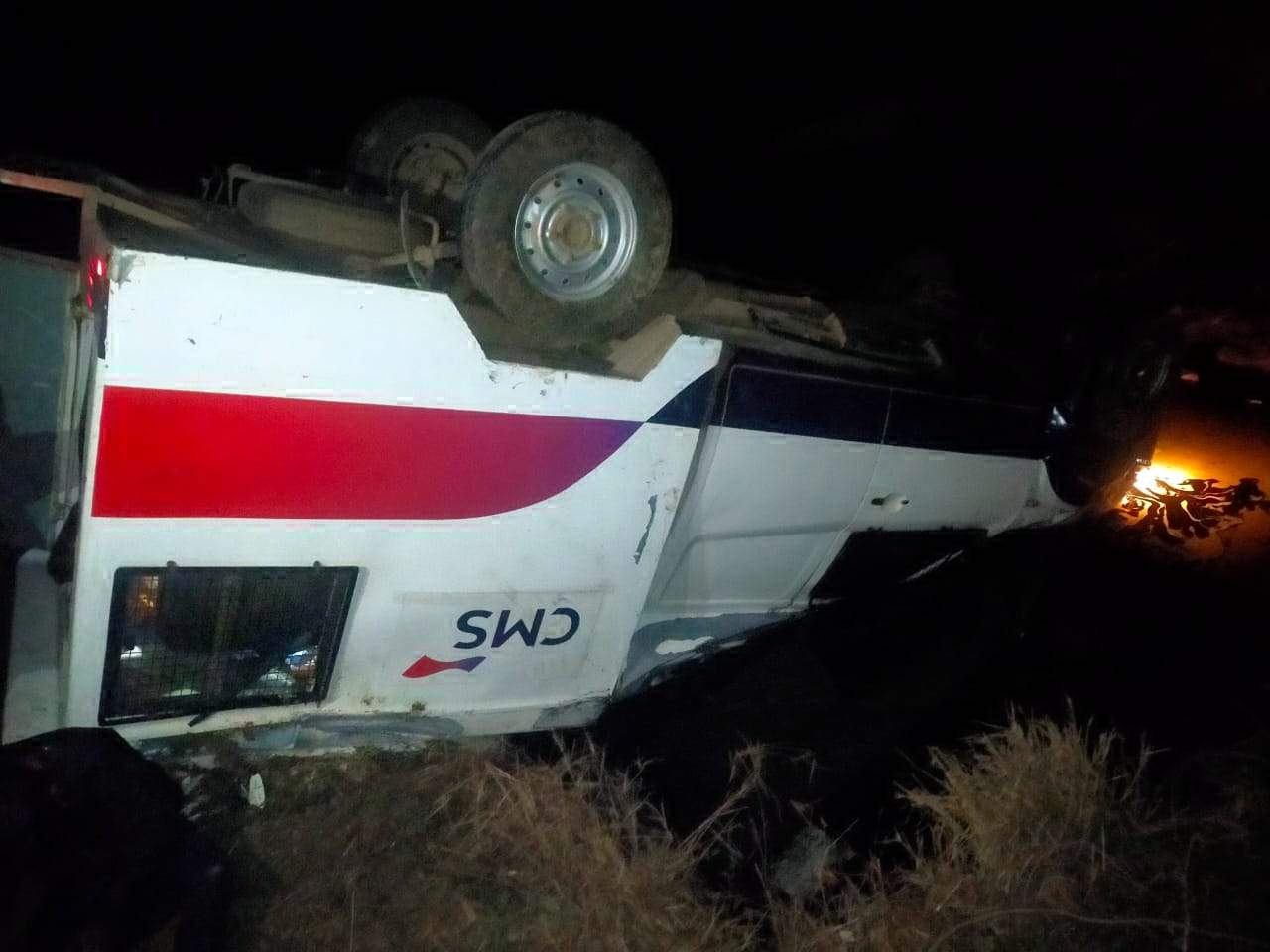 सीएमएस कंपनी की वाहन पलटी, 5 घायल