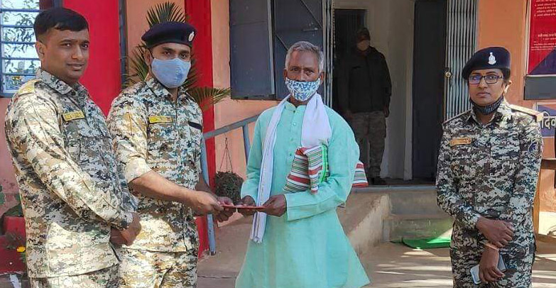 शहीद जवान के बुजुर्ग माता-पिता का बना राशनकार्ड