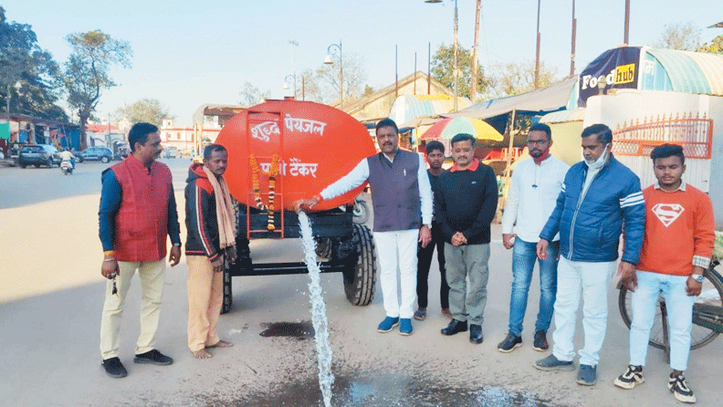 संसदीय सचिव ने गुमलवाड़ा  को दी पानी टैंकर