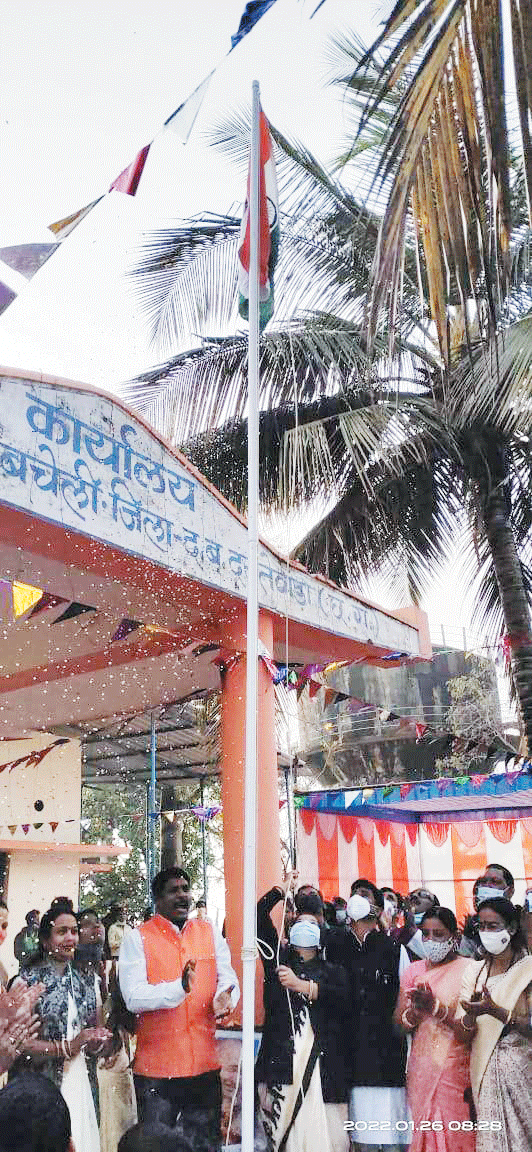 जगह-जगह ध्वजारोहण, शान से लहराया तिरंगा