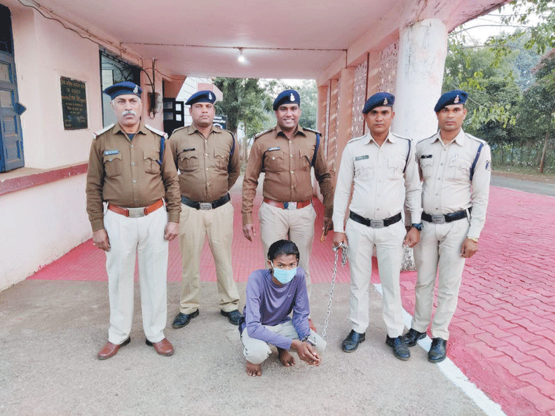 मोबाइल दुकान में सेंधमारी कर चोरी, 2 नाबालिग सहित तीन गिरफ्तार मोबाइल दुकान में सेंधमारी कर चोरी, 2 नाबालिग सहित तीन गिरफ्तार