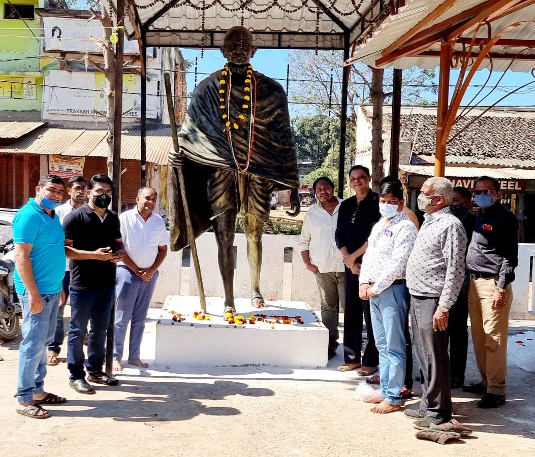 भाजपाईयों ने किया बापू को नमन