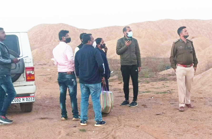 रेत का अवैध परिवहन करते 9 गाडिय़ां जब्त