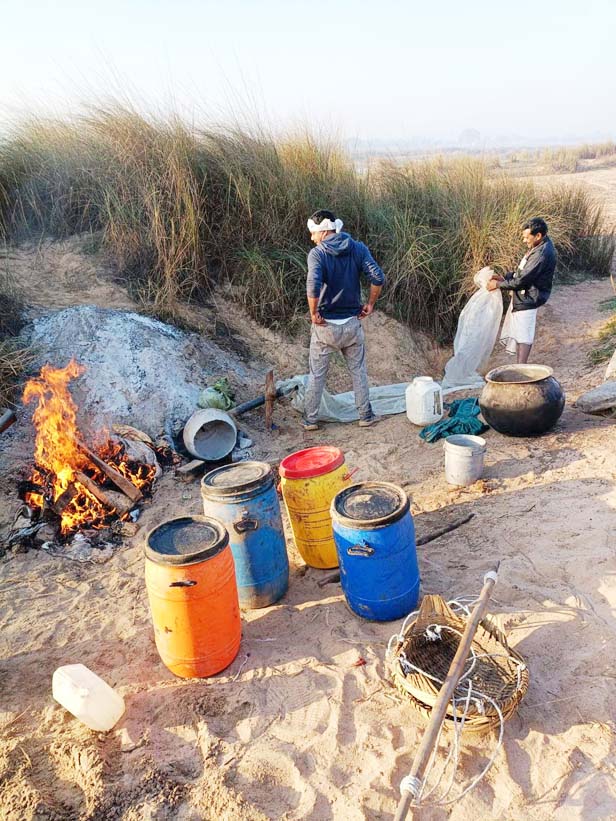 150 लीटर महुआ शराब जब्त, आरोपी फरार