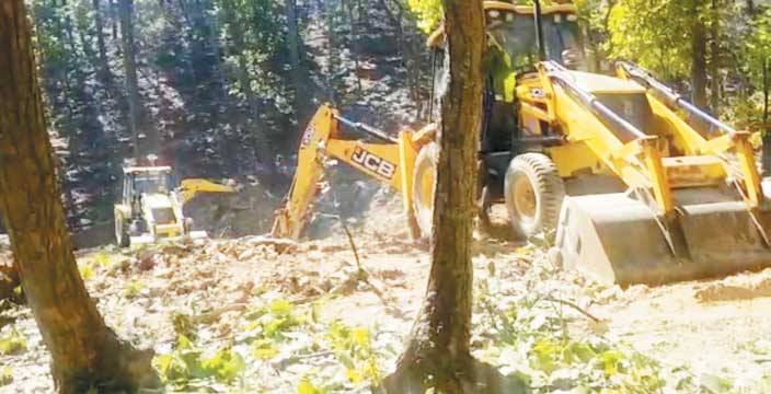 पार्क क्षेत्र में ग्रामीणों को नहीं मिल रहा है काम, जेसीबी से काम पर रोक लगाने की कर रहे हैं मांग पार्क क्षेत्र में ग्रामीणों को नहीं मिल रहा है काम, जेसीबी से काम पर रोक लगाने की कर रहे हैं मांग