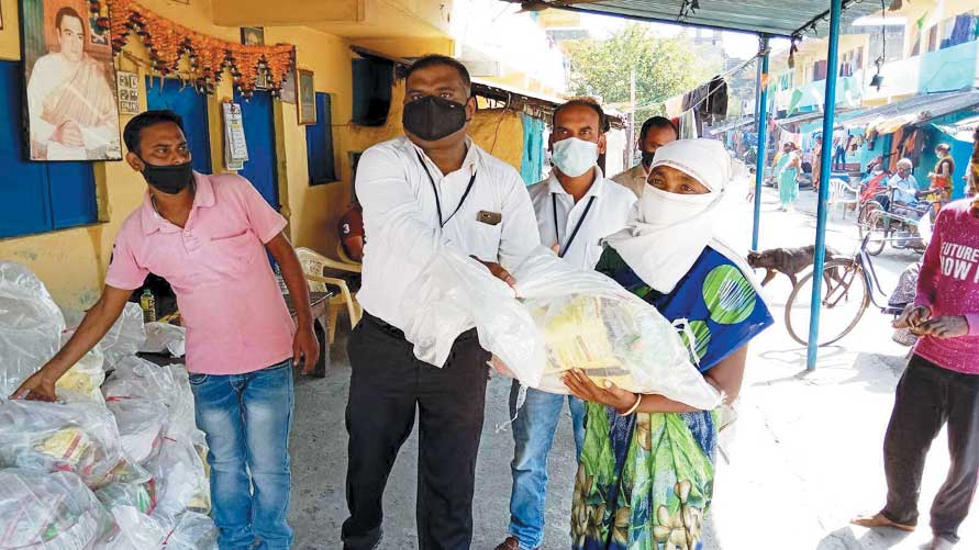 गर्वित फाउंडेशन ने कुष्ठ आश्रम में किए निशुल्क राशन वितरण