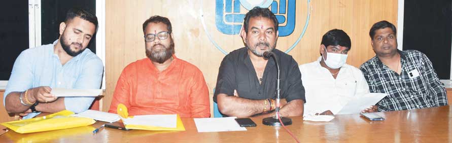 रेत का अवैध परिवहन 7 हाइवा जब्त, मालिकों ने कहा- नेताओं की अवैध वसूली से मुक्त कराएं