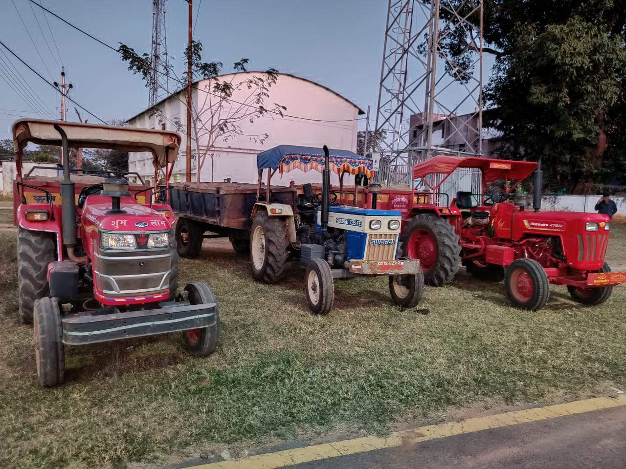 रेत -मुरम का अवैध परिवहन, 5 गाडिय़ां जब्त