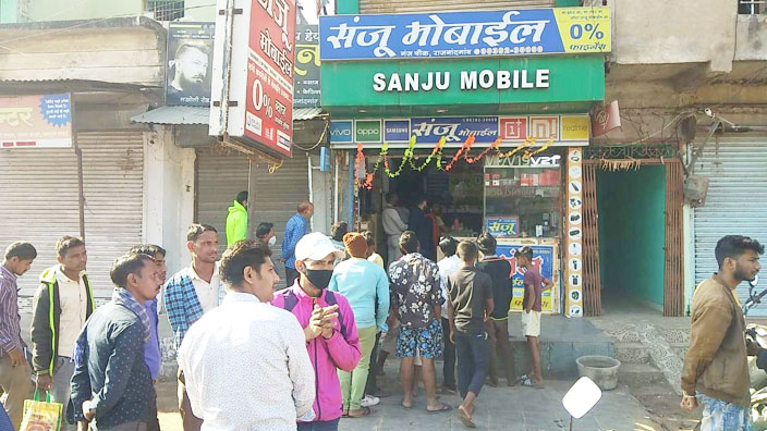दुकान से लाखों के मोबाइल चोरी