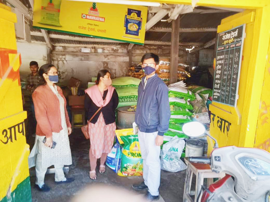 11 दुकानों को नोटिस देकर खाद बेचने पर 72 घंटे के लिए लगाई रोक