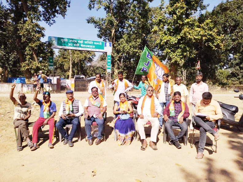 धान खरीदी की तारीख बढ़ाने व किसानों की मांगों को पूरा करने भाजपा ने दिया धरना