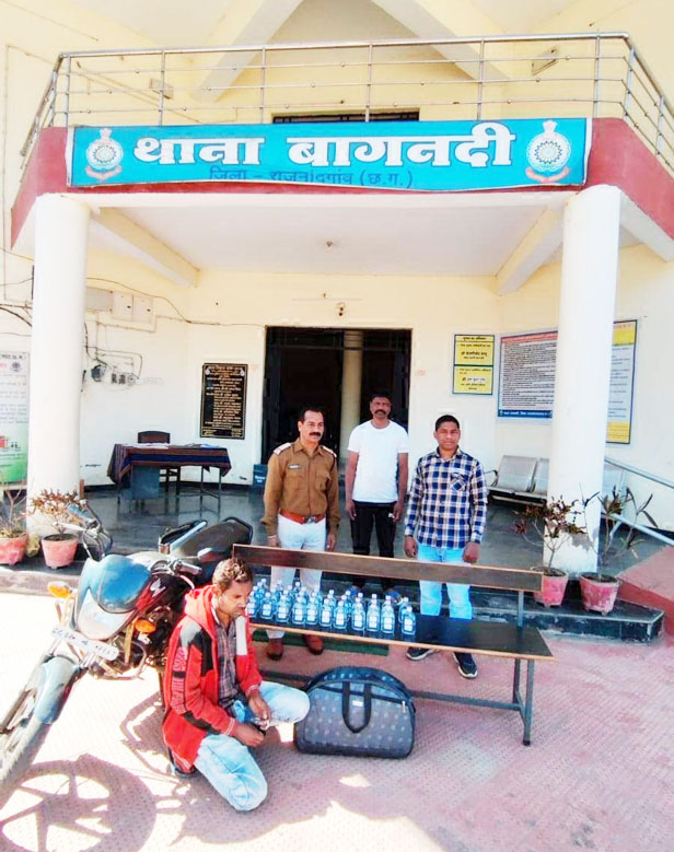 बागनदी और छुरिया में सपड़ाए शराब तस्कर बागनदी और छुरिया में सपड़ाए शराब तस्कर