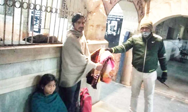 चौकी प्रभारी ने बांटे कम्बल व गर्म कपड़े