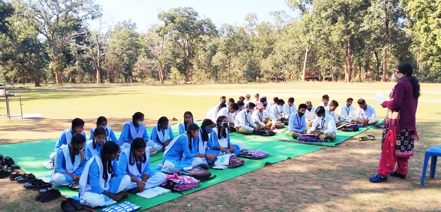 स्कूल में कमरे का अभाव, मैदान में पढऩे मजबूर