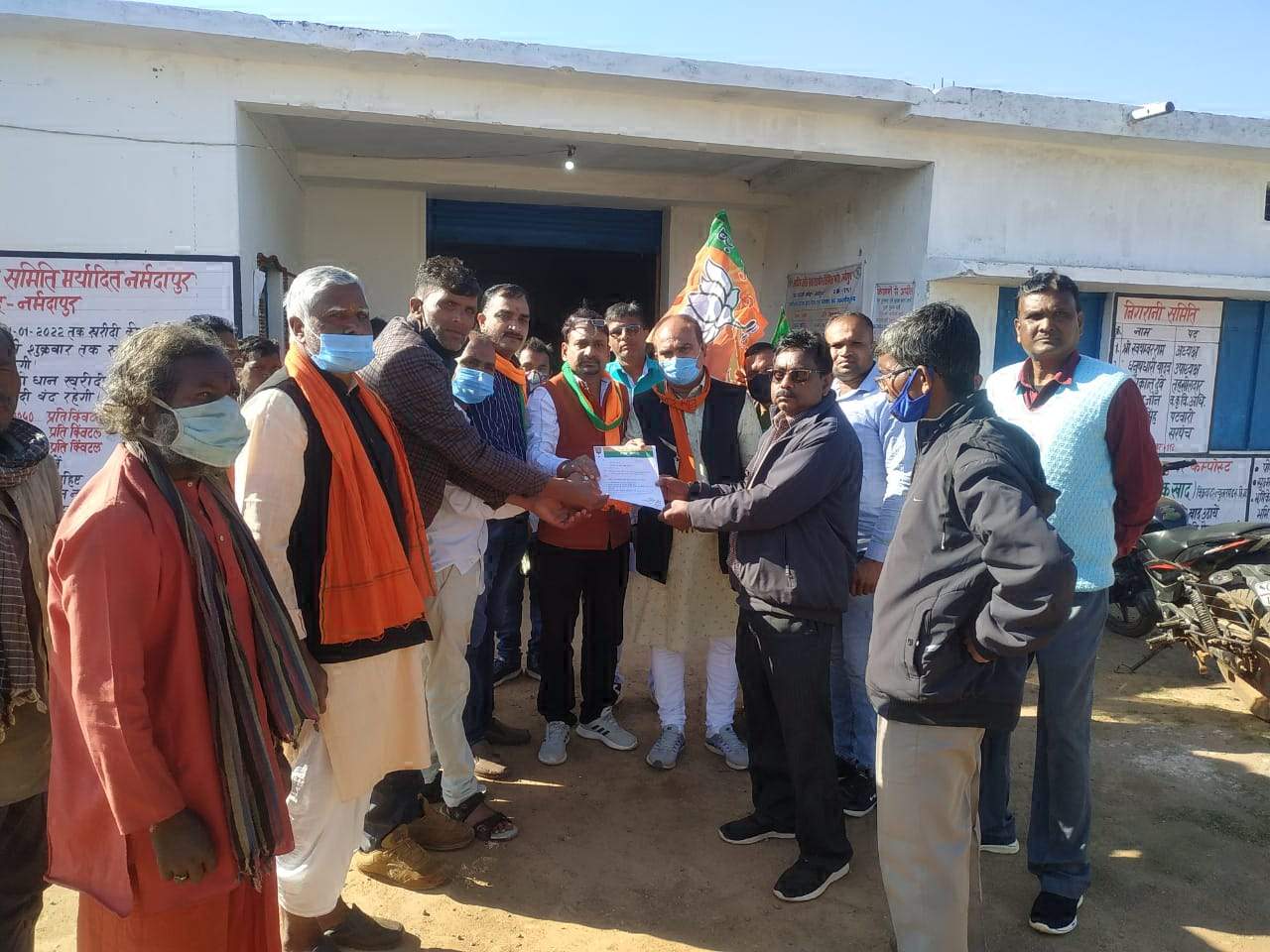 जिले के धान खरीदी केंद्रों में 5 सूत्रीय मांगों को लेकर भाजपा किसान मोर्चा ने दिया धरना