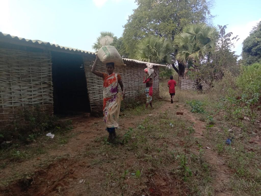 नहाड़ी की बदली तस्वीर, गांव में ही राशन वितरण से ग्रामीणों में हर्ष