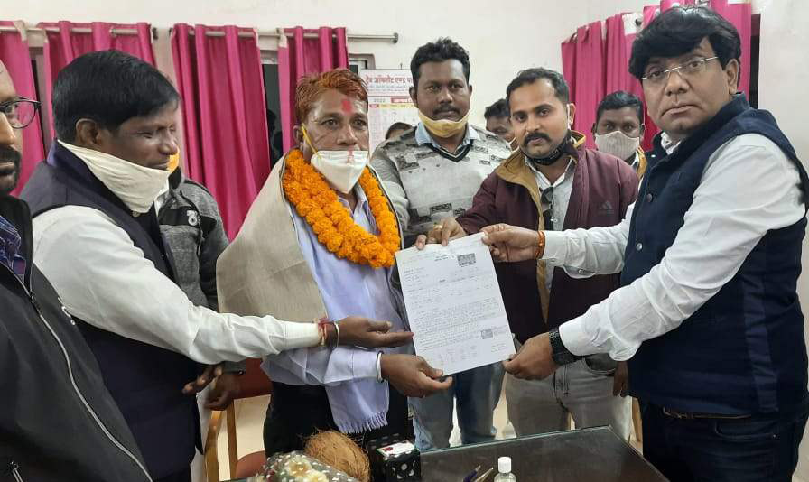 सेवानिवृत्ति पर चालक  को दी विदाई