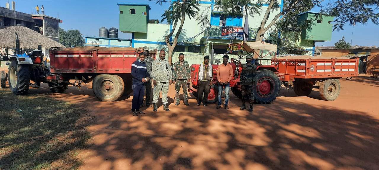 रेत का अवैध परिवहन, 8 ट्रैक्टर जब्त