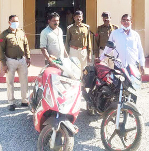 दो गुम बाईक को खोजकर पुलिस ने मालिक को सौंपा