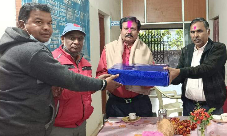 जल संसाधन विभाग से सेवानिवृत कर्मी को दी विदाई