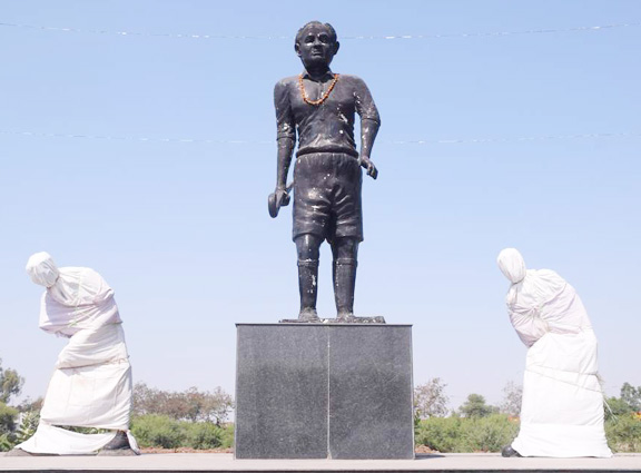 प्रतिमाओं के देखभाल में लापरवाही...