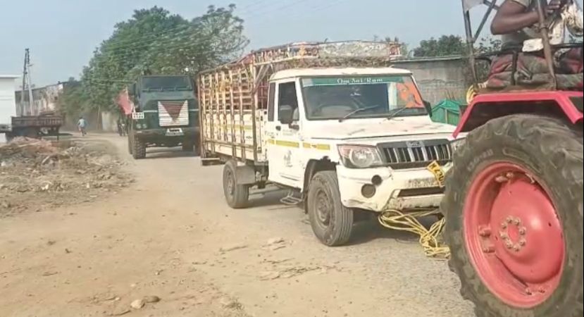 वाहन समेत गैस सिलेंडरों को नक्सलियों के मांद में घुसकर पुलिस ने निकाला