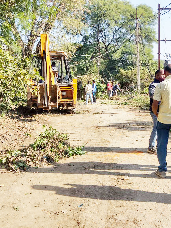 सामुदायिक भवन व तालाब की सफाई