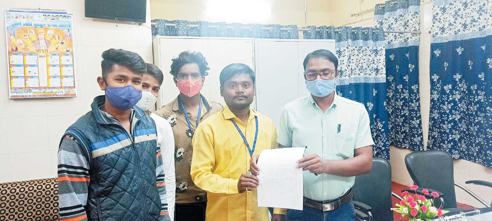 परीक्षा फॉर्म भरने की तिथि को आगे बढ़ाने छात्रों ने सौंपा ज्ञापन