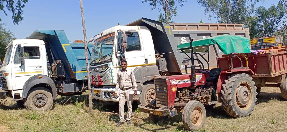 रेत-मुरूम का अवैध परिवहन करते 5 वाहन जब्त