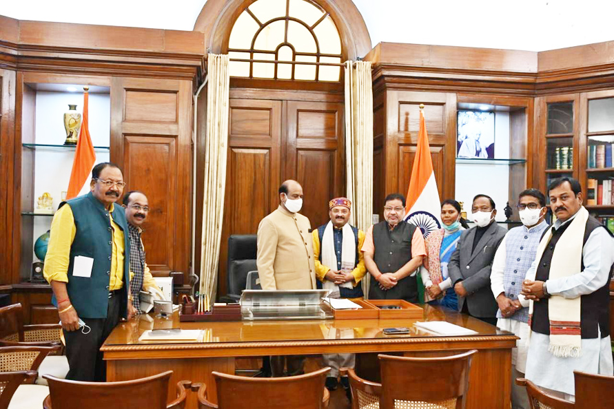 फरार घोषित करने की लोस अध्यक्ष को सांसद पांडेय ने दी जानकारी फरार घोषित करने की लोस अध्यक्ष को सांसद पांडेय ने दी जानकारी
